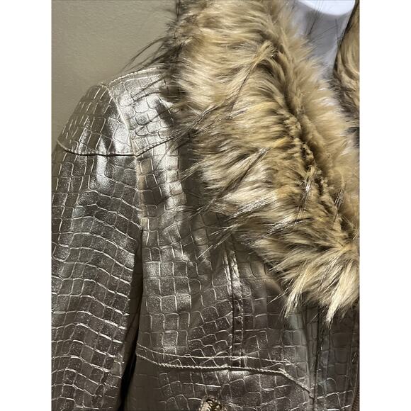 V Cristina Faux Leather Crocodile Textured Jacket Gold Faux Fur Trim Size M - Picture 5 of 12